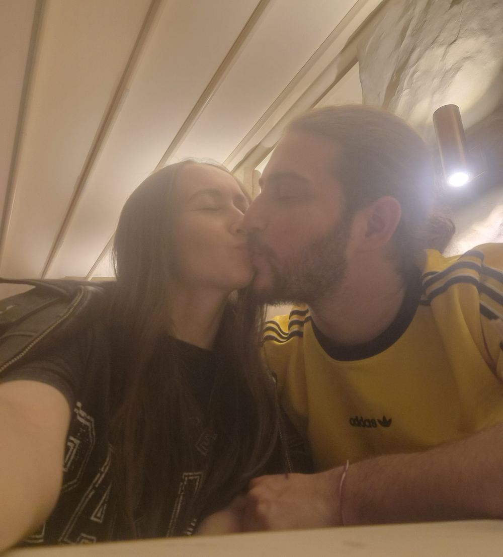 Мы целуемся в самолёте